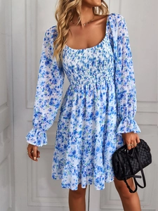 Detailansicht des langärmeligen blauen Chiffonkleids mit Blumenmuster und Karree-Ausschnitt