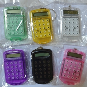 Set van kleurrijke mini zakrekenmachines met sleutelhangers in zes pastelkleuren