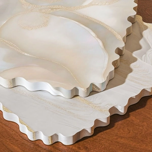 Dettaglio dello stampo in silicone con bordi ondulati e finitura in madreperla cangiante
