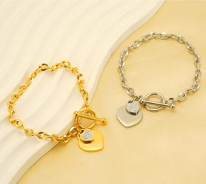 Détail de bracelets cœur dorés et argentés avec fermoir à bascule et cristaux brillants