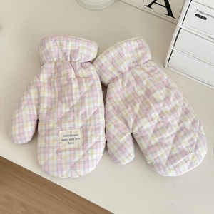 Vue détaillée de gants matelassés avec doublure en polaire chaude et étiquette de marque