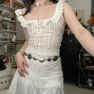 Boho geometrische ovale Taillenkette Gürtel kombiniert mit weißem Rüschenkleid Set
