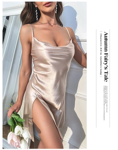 Détails de la chemise de nuit en satin champagne avec col bénitier et fente latérale