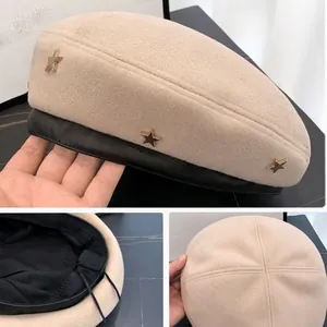 Berretto in lana beige da donna con bordo in pelle e rivetti a stella dorati