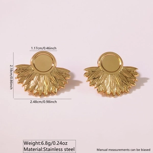 Detailed macro view showing fan-shaped stainless steel earring dimensions and weight