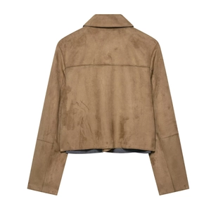 Rückansicht der braunen Wildleder-Kurzjacke mit detaillierten Nähten und weichem Stoff