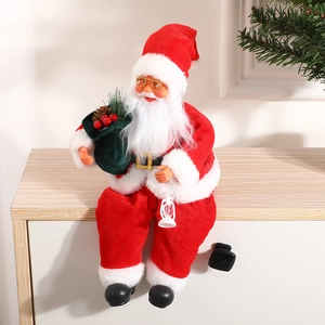 Classica statuina di Babbo Natale seduto con cappotto rosso, lanterna e sacco di regali