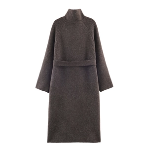 Gros plan sur la texture d'un manteau épais marron foncé avec ceinture assortie