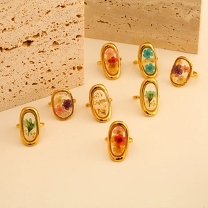 Adjustable golden stainless steel rings with colorful dried flowers in resin specimens