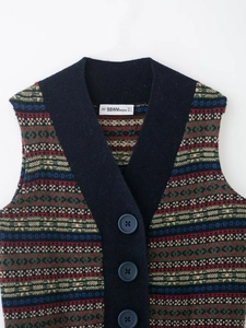 Dettaglio scollo a V e chiusura con bottoni su gilet in maglia jacquard vintage donna