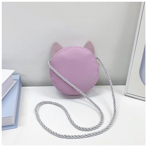 Détail du sac bandoulière chat violet avec texture cuir et bandoulière en corde argentée