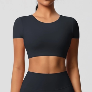 Détail du tissu haute élasticité et coutures précises de l'ensemble de fitness noir crop top