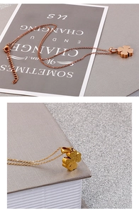Dettaglio della collana con ciondolo a quadrifoglio in oro rosa con finitura lucida e opaca
