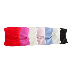 Detalle en plano de tops de tubo ajustados sin tirantes en siete colores vibrantes