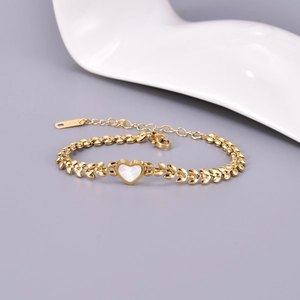 Detail of 18K gold-plated stainless steel leaf chain with white heart shell charm