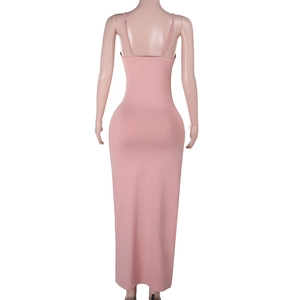 Vista posteriore di un abito aderente rosa in pizzo che mostra la silhouette slim