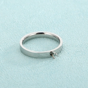 Gros plan d'une bague en acier inoxydable argenté avec un petit anneau pour création DIY
