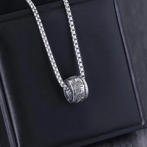 Collier vintage en acier inoxydable avec pendentif cylindrique et nuages de bon augure
