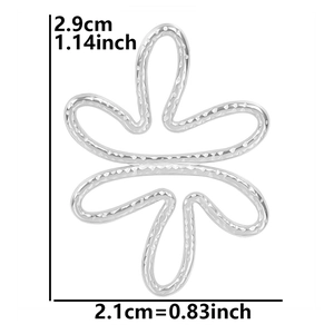 Detailed size measurement of silver flower pendant showing 2.9cm height and 2.1cm width