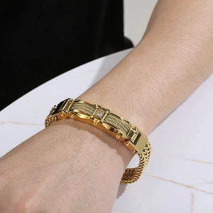 Détail d'un bracelet pour homme en plaqué or 18 carats avec un seul zircon cubique