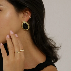 Boucles d'oreilles géométriques en acier inoxydable et bagues avec pierres sur mannequin