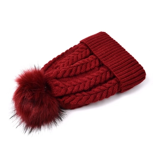 Détails du bonnet en maille torsadée rouge foncé avec pompon en fourrure synthétique