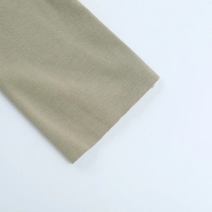 Detailansicht der Rippstrick-Struktur und Nähte am olivgrünen Langarmshirt für Damen
