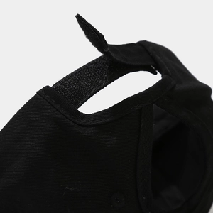 Dettaglio del berretto nero per coda di cavallo con chiusura a strappo e apertura