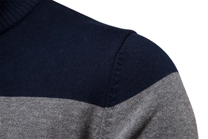 Détail de la couture d'épaule et texture du tricot sur pull col montant bleu et gris