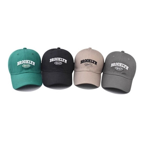Quatre casquettes Brooklyn 1947 brodées en vert, noir, kaki et gris de style vintage