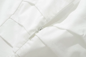 Vue macro détaillée de la fermeture éclair invisible et des coutures sur tissu blanc