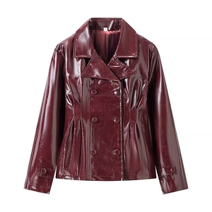 Détail de la veste en cuir verni bordeaux avec double boutonnage et texture froissée