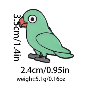 Détail de la broche perroquet en émail vert avec dimensions 3.5cm de haut et 2.4cm de large