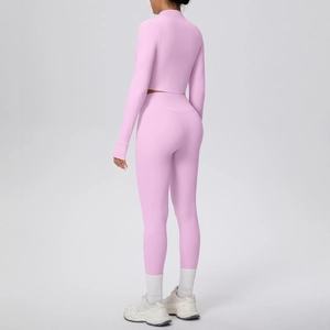 Vue détaillée du dos de l'ensemble de yoga rose haut à manches longues et legging taille haute