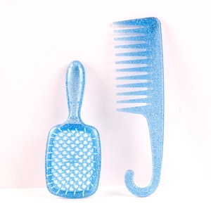 Detail van de glitter lichtblauwe holle massageborstel en kamenset met brede tanden