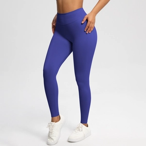 Detail der nahtlosen High-Waist-Kompressions-Yogahose in Königsblau für das Fitnesstraining