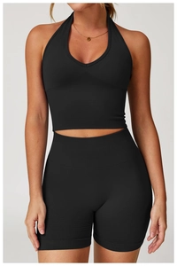 Nahtloses schwarzes Rippstrick-Sportset mit Neckholder-Top und Shorts in hoher Taille