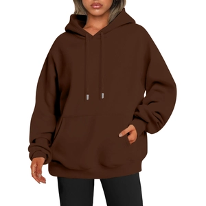 Détail d'un sweat à capuche marron foncé oversize avec cordon de serrage et poche