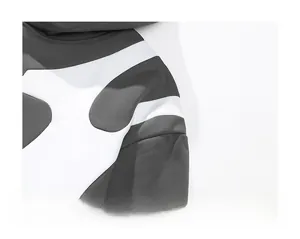 Detail van de schoudernaden op een grijze hoodie met witte grafische print van kwaliteit