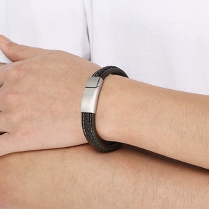 Gros plan du bracelet en cuir tressé pour homme avec fermoir magnétique en métal brossé