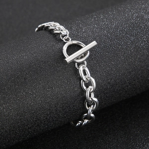 Bracelet gourmette en acier inoxydable avec fermoir à bascule OT sur support noir