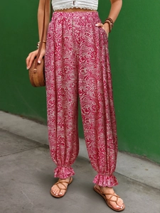 Dettaglio della vita alta elastica sui pantaloni jogger boho rosa a fiori