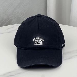 Détail de la broderie DOTUREBOY 1977 sur casquette en coton noir avec visière courbée