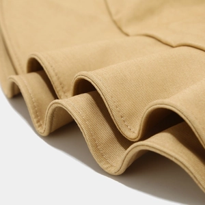 Gros plan du tissu du bob kaki montrant le tissage sergé et les coutures de qualité