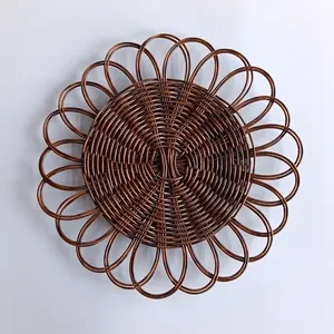 Böhmische Wanddekoration aus dunkelbraunem Strohgeflecht in symmetrischer Blütenform