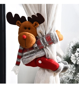 Détail d'un embrasse de rideau créative en forme de renne de Noël tenant un rideau blanc