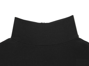 Détail du col montant et des coutures sur le tissu noir de la combinaison en maille fine