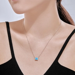 Mannequin portant un collier en argent S925 avec pendentif zircon bleu coupe fleur