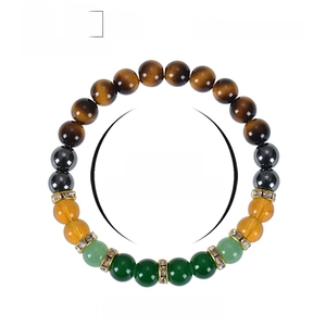 Bracelet de richesse élastique en œil de tigre et cristal avec perles de 8mm sur fond blanc