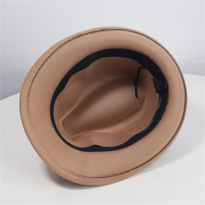 Dettaglio dell'interno del cappello fedora marrone con fodera ed etichetta taglia 57